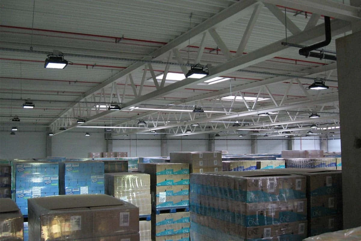 Campanas LED High Bay instaladas en un almacén industrial