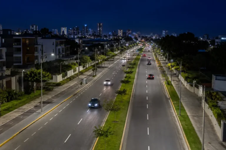 Avenida urbana con iluminación LED uniforme para carreteras.