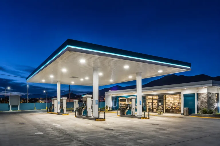 Gasolinera con iluminación LED en canopy y zonas de despacho.