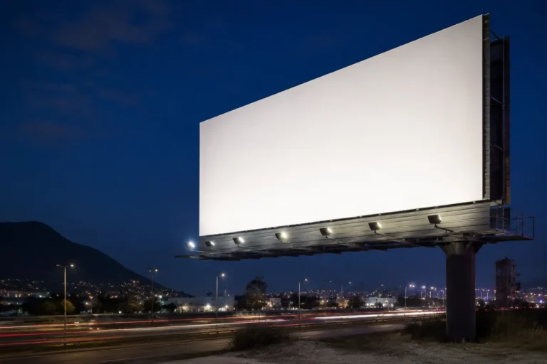 Valla publicitaria iluminada uniformemente con proyectores LED.