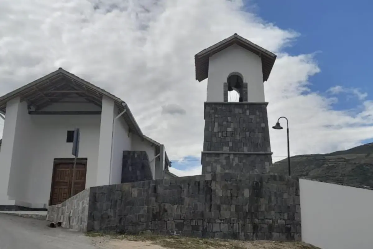 Vista exterior de la Iglesia Matriz de Tingo Viejo y su campanario