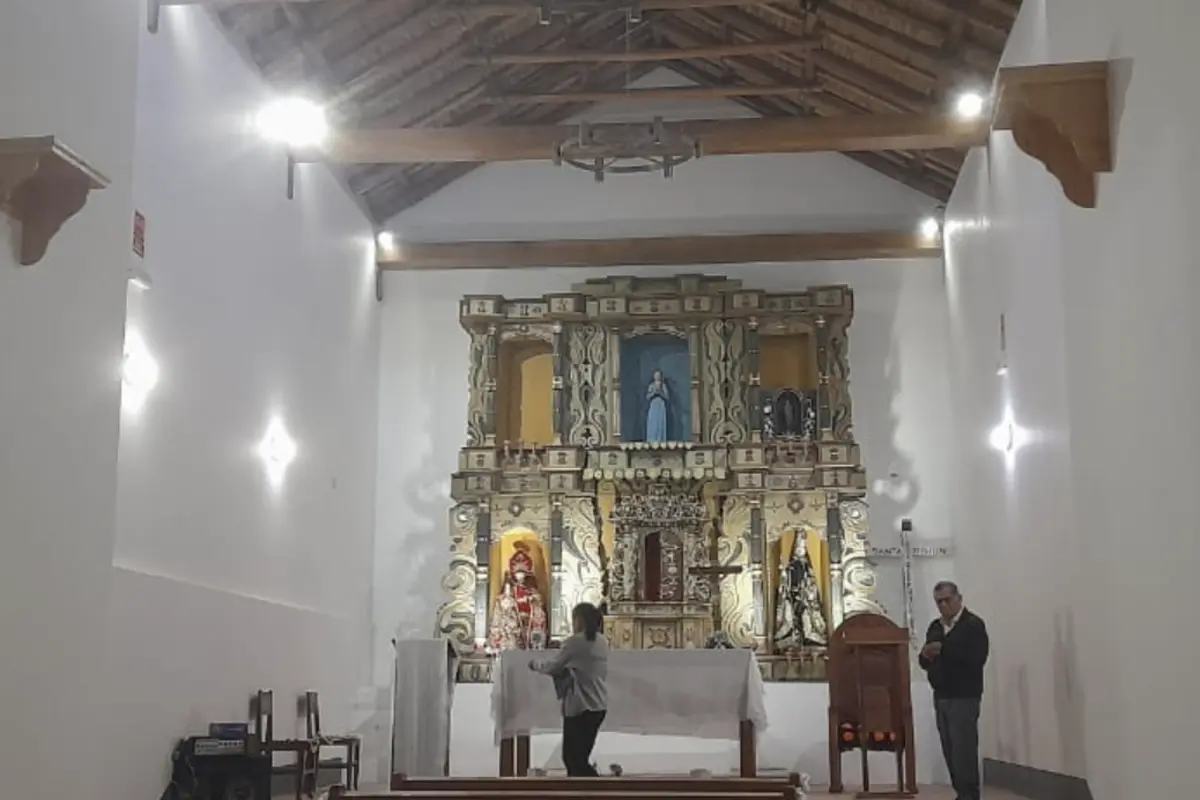Iluminación interior de la nave y altar de la Iglesia Matriz de Tingo Viejo
