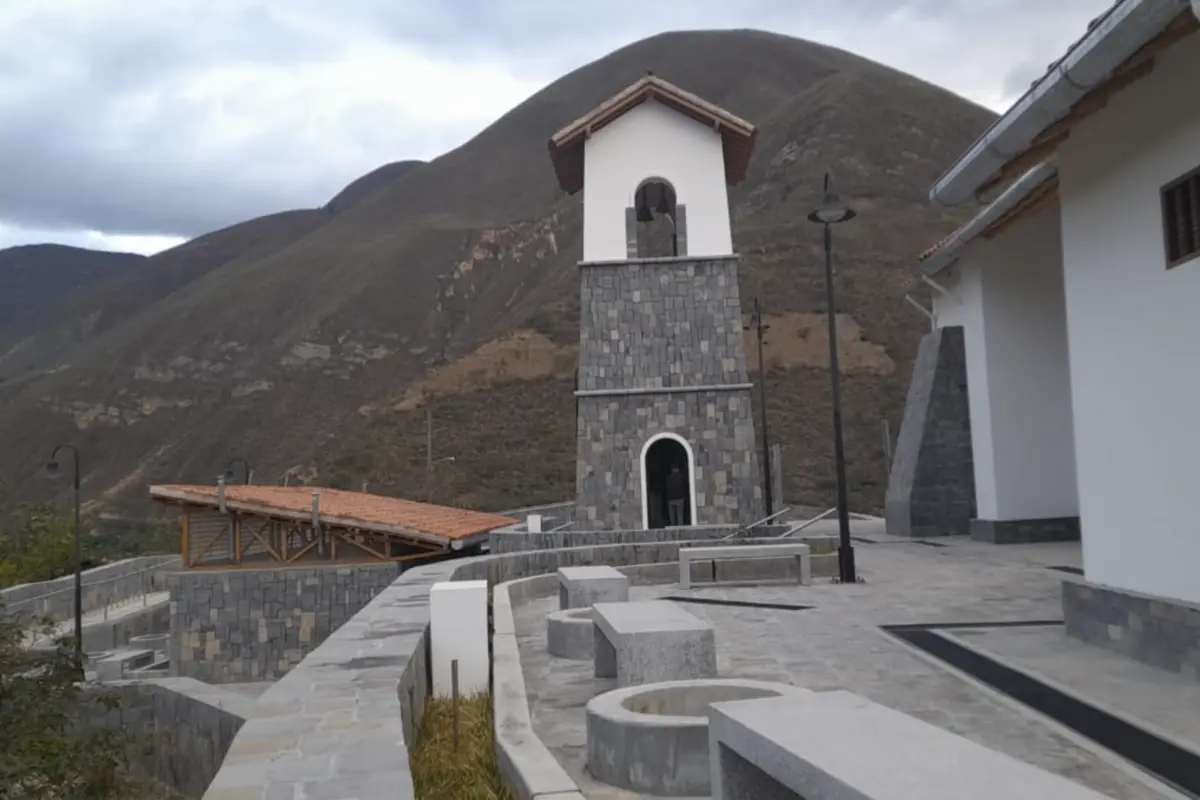 Iglesia Matriz de Tingo Viejo y luminarias exteriores suministradas por INKALUX