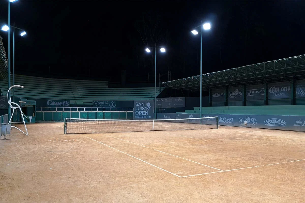 Iluminación LED uniforme en una cancha de tenis