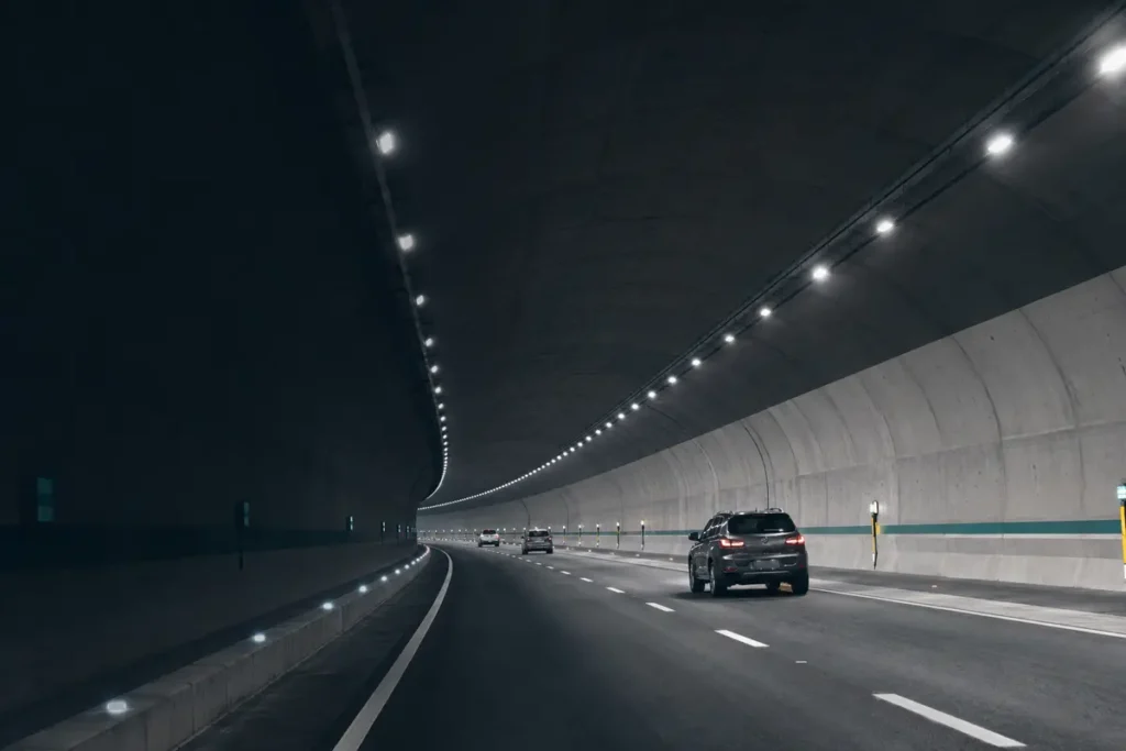 Túnel vial con sistema de iluminación LED continuo y uniforme.