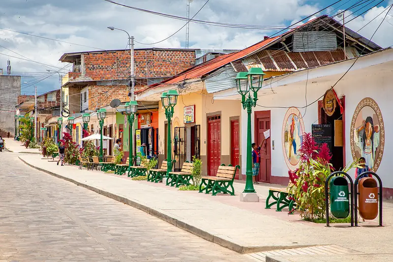 Calle del recorrido turístico Lamas–Wayku con farolas ornamentales