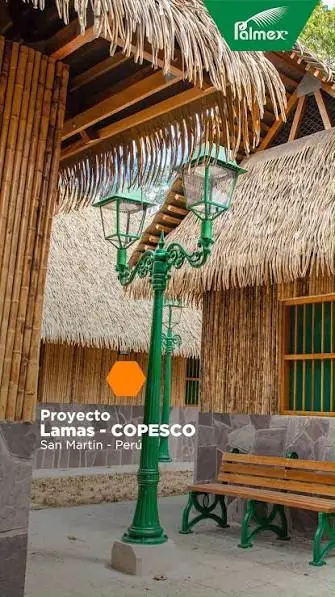 Farola ornamental verde instalada en el proyecto turístico Lamas–Wayku