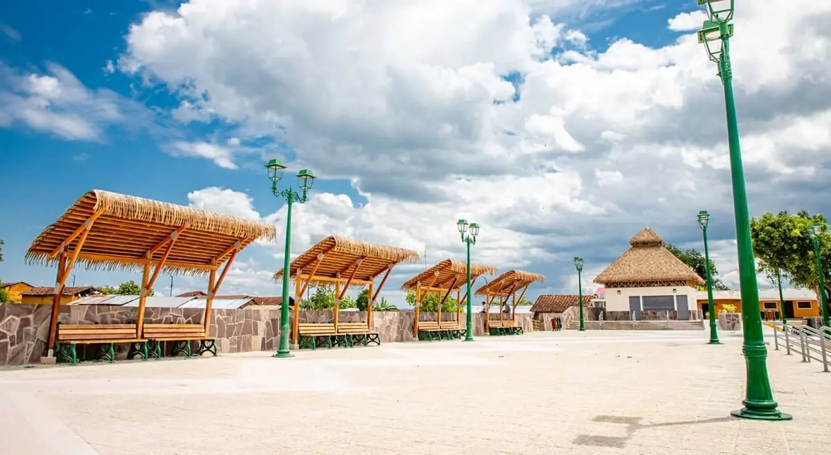 Plaza turística de Lamas y Wayku con luminarias ornamentales verdes
