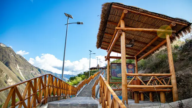 Escalinatas turísticas de Tingo con luminarias fotovoltaicas junto a un mirador