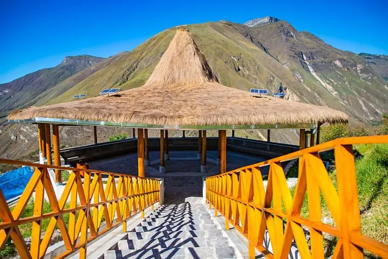 Recorrido de las escalinatas de Tingo con postes solares fotovoltaicos
